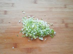 大葱洗干净切成葱末。
