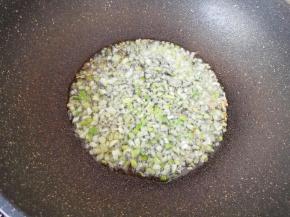 炒锅内倒适量的食用油烧热，下入葱末炒香。