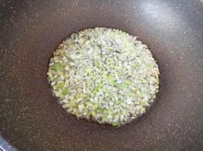 炒锅内倒适量的食用油烧热，下入葱末炒香。
