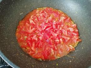 下入西红柿翻炒均匀。