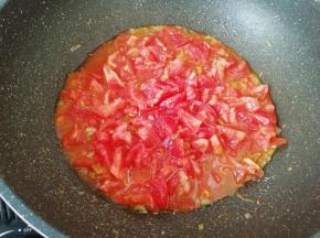 下入西红柿翻炒均匀。