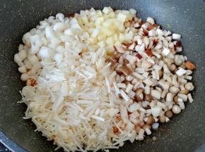 下入所有的菌菇和土豆翻炒均匀。
