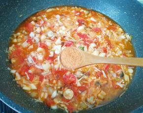 放入麻辣鲜翻炒均匀。