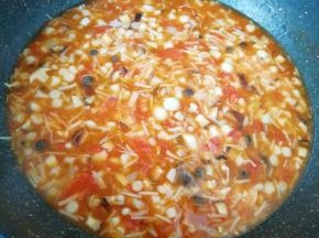 加入一大碗水烧开，小火煮5分钟左右关火。