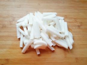 白萝卜洗干净切成条状。