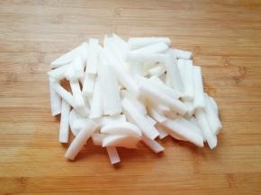 白萝卜洗干净切成条状。