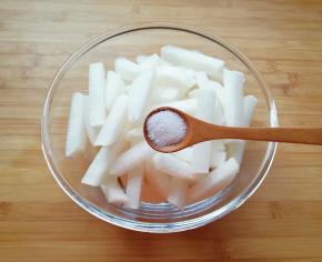 放入盆里加入盐搅拌均匀，腌制半个小时左右。