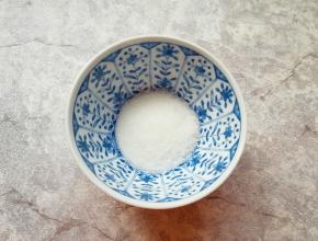 白砂糖放入小碗里，加入热水将糖化开，晾凉备用。