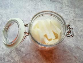 腌过的萝卜条倒掉腌制出来的汁水，放入密封罐。