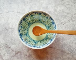 糖水里面加入泡椒水和白醋搅拌均匀，可以尝一下，酸甜辣度根据自己的口味调整。