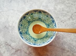 糖水里面加入泡椒水和白醋搅拌均匀，可以尝一下，酸甜辣度根据自己的口味调整。