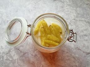 将调好的泡椒糖醋水倒入密封罐，没过萝卜条，放入泡椒，盖上密封罐的盖子。