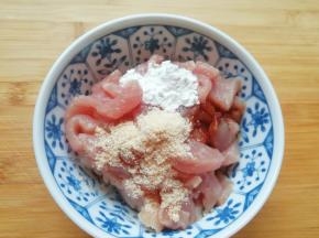 大肉切成片，加入老抽、鸡粉和玉米淀粉搅拌均匀，腌制15分钟左右。