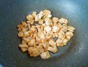 炒锅内倒适量的食用油烧热，下入腌制好的肉片大火翻炒至变色，盛出备用。