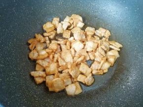 炒锅内倒适量的食用油烧热，下入腌制好的肉片大火翻炒至变色，盛出备用。