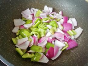 锅底留余油，下入洋葱和青椒翻炒均匀。