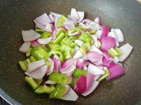 锅底留余油，下入洋葱和青椒翻炒均匀。