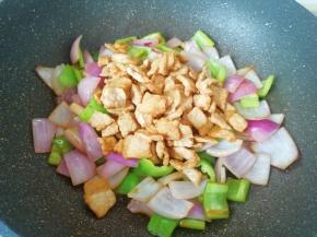 下入炒好的肉片翻炒均匀。