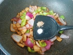 放盐和原味鲜翻炒均匀，关火出锅。