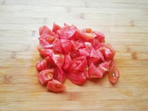 西红柿洗干净去皮切成小块。