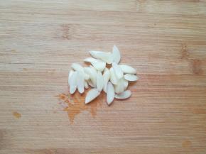 大蒜洗干净切成片。