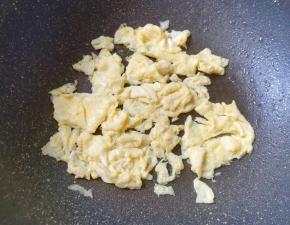 鸡蛋打散，炒锅内倒适量的食用油烧热，下入蛋液快速炒熟，盛出备用。