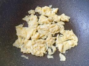鸡蛋打散，炒锅内倒适量的食用油烧热，下入蛋液快速炒熟，盛出备用。