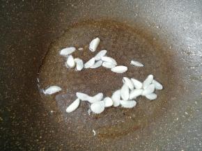 锅里重新倒油烧热，下入蒜片炒香。