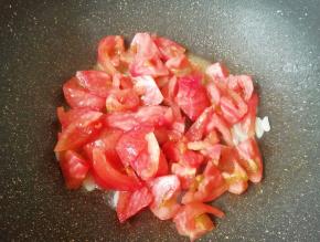 下入西红柿翻炒至出汁。