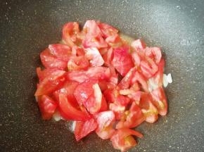 下入西红柿翻炒至出汁。
