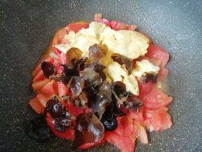 下入木耳和炒好的鸡蛋翻炒均匀。