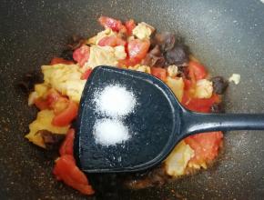 放盐和糖调味，翻炒均匀出锅。