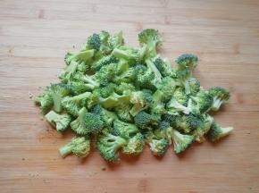 西蓝花切成小朵。