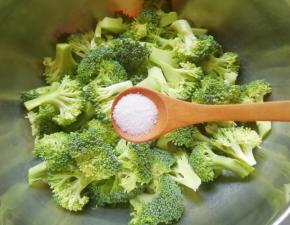 加入2g盐，加入水浸泡15分钟左右冲洗干净。