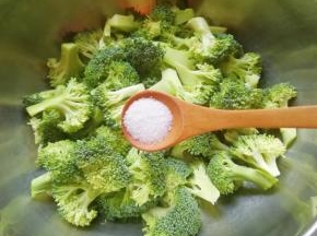 加入2g盐，加入水浸泡15分钟左右冲洗干净。