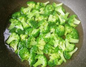 锅内放水烧开，加一点盐和食用油，下入西蓝花焯水至变色关火，捞出过凉水，沥干水分备用。