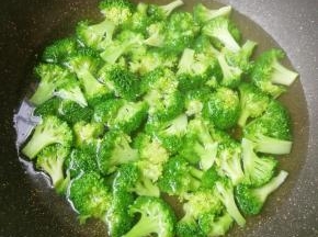 锅内放水烧开，加一点盐和食用油，下入西蓝花焯水至变色关火，捞出过凉水，沥干水分备用。