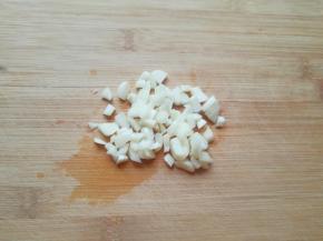 大蒜切碎。