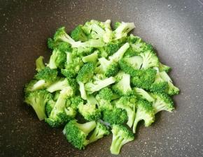 下入西蓝花翻炒均匀。