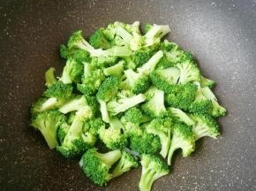 下入西蓝花翻炒均匀。
