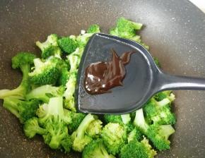 加入蚝油翻炒至熟关火出锅。