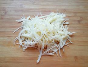 土豆洗干净去皮，用擦丝器擦成丝，冲洗一下用水泡上备用。