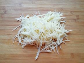 土豆洗干净去皮，用擦丝器擦成丝，冲洗一下用水泡上备用。