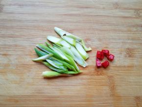 大葱切成丝，干红辣椒切成小段。