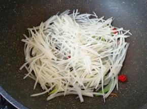 下入土豆丝。