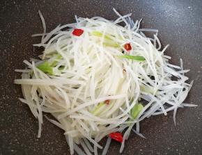 翻炒至土豆丝变至透明状。