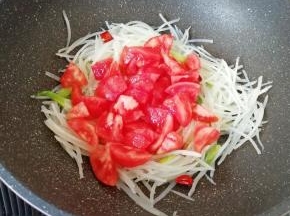 下入西红柿。