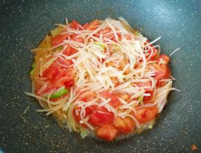 翻炒至西红柿出汁。