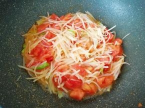 翻炒至西红柿出汁。