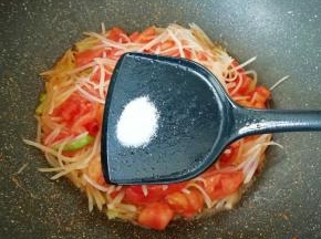 放盐调味。